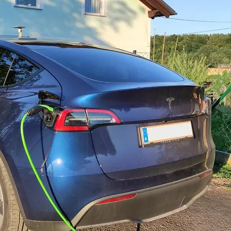 100 Qm 1 - Near Highway