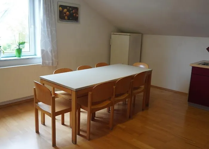 100 Qm 1 - Near Highway *