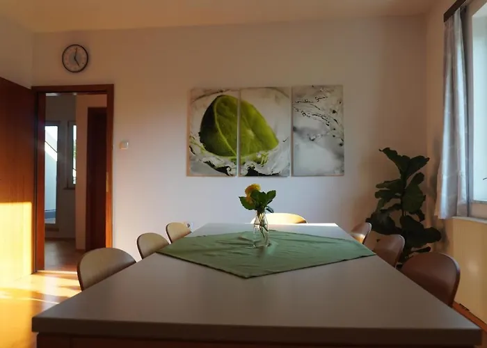 100 Qm 1 - Near Highway * غليسدورف