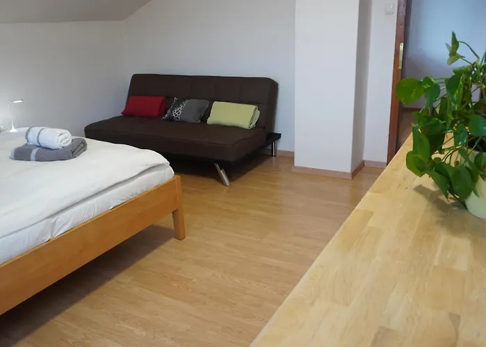 100 Qm 1 - Near Highway شقة *