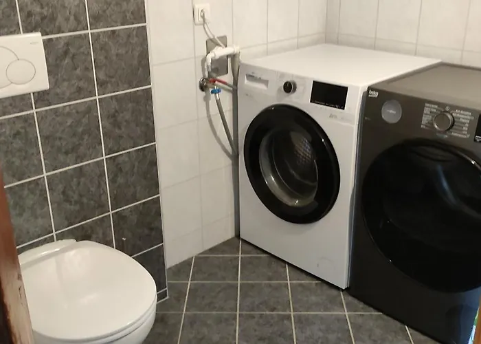 100 Qm 1 - Near Highway